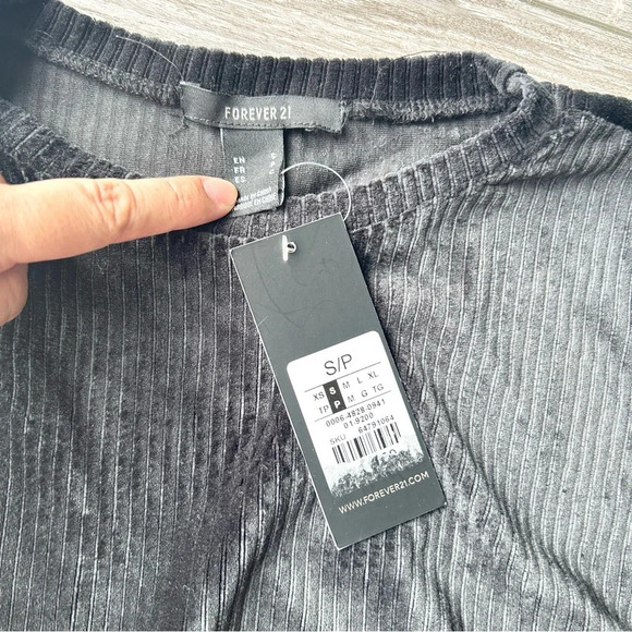 NWT Forever 21 Black Ribbed Velvet Cropped Top - Picture 5 of 14